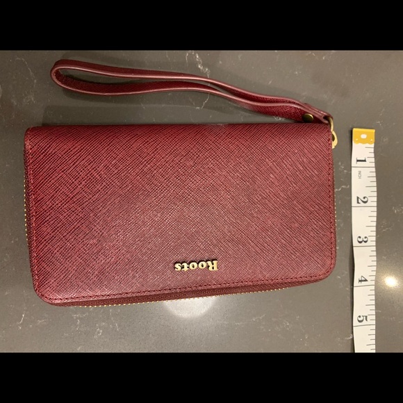 NWOT Roots maroon clutch wallet. - Picture 2 of 6